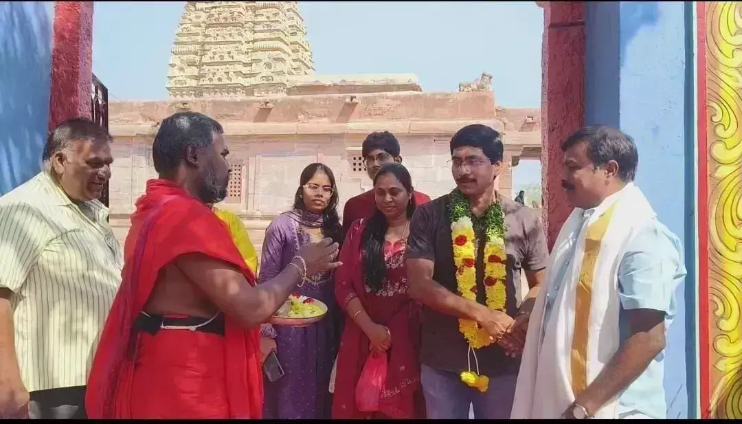 IAS अधिकारी राम चंद्रुडु ने आलमपुर के जोगुलाम्बा बाला ब्रह्मेश्वर स्वामी मंदिर का दौरा किया