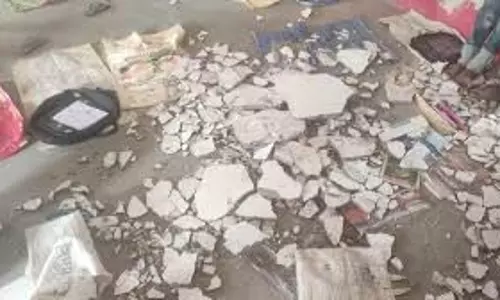 Bihar News: सरकारी स्कूल में छत का प्लास्टर गिरने से छह बच्चे घायल Bihar News: सरकारी स्कूल में छत का प्लास्टर गिरने से छह बच्चे घायल