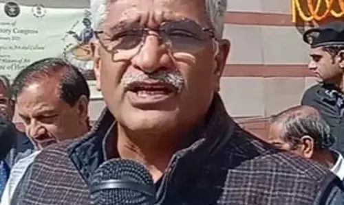 वाराणसी : केंद्रीय उच्च तिब्बती शिक्षा संस्थान के दीक्षांत समारोह में पहुंचे केंद्रीय मंत्री गजेंद्र सिंह शेखावत
