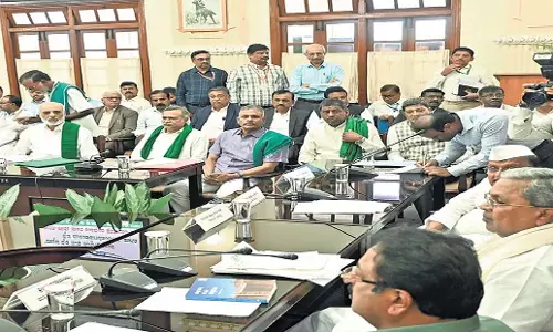 Karnataka: मुख्यमंत्री सिद्धारमैया ने किसानों से मुलाकात की Karnataka: मुख्यमंत्री सिद्धारमैया ने किसानों से मुलाकात की