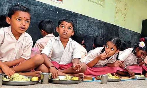 Karnataka: कर्नाटक के स्कूलों में मध्याह्न भोजन में मूंगफली की चिक्की की जगह अंडे और केले मिलेंगे