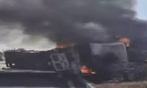 Sirohi News : कोयले से भरे ट्रक और पानी के टैंकर में भिड़ंत के बाद  लगी आग