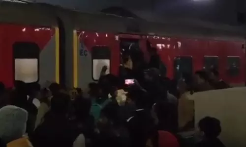 गुस्साए यात्रियों ने खोया आपा, ट्रेन में की तोड़फोड़, मचा हड़कंप गुस्साए यात्रियों ने खोया आपा, ट्रेन में की तोड़फोड़, मचा हड़कंप