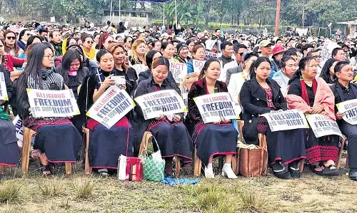 गुवाहाटी के बाहर असम हाउस के प्रथम सत्र में