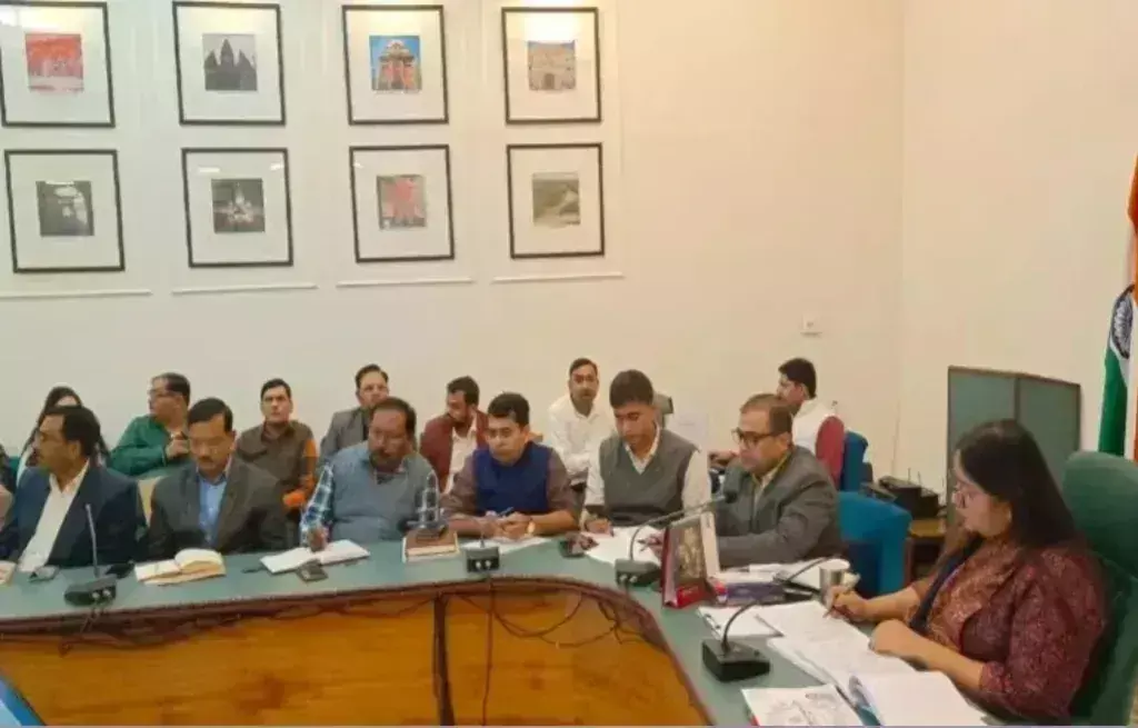 Gonda: जिलाधिकारी नेहा शर्मा ने मुख्यमंत्री डैशबोर्ड पर विकास कार्यों की रैंकिंग की समीक्षा की