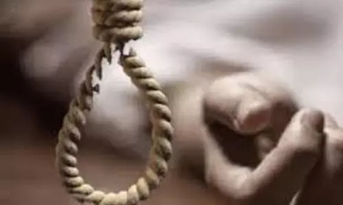 Ghazipur: मां-बेटे का शव रहस्यमय हालात में फंदे से लटका मिला