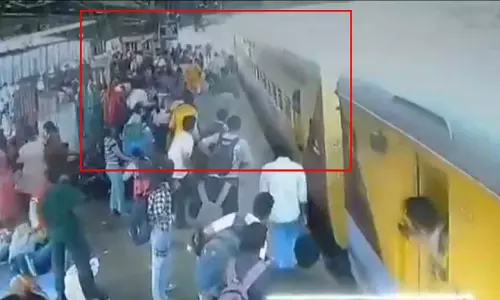 RPF जवानों की सूझबूझ से बची महिला की जान, रेलवे स्टेशन का VIDEO