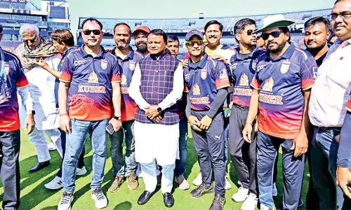 CM Majhi ने विजेता टीम को ट्रॉफी प्रदान की