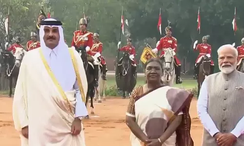 कतर के अमीर शेख तमीम बिन हमद अल थानी राष्ट्रपति भवन पहुंचे कतर के अमीर शेख तमीम बिन हमद अल थानी राष्ट्रपति भवन पहुंचे