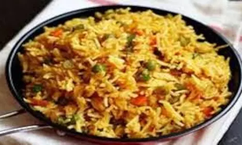 Recipe: बचे हुए चावल से फटाफट बनाएं टेस्टी तवा पुलाव