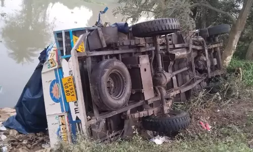 Odisha: शराब से लदा ट्रक पलटने से हेल्पर की मौत Odisha: शराब से लदा ट्रक पलटने से हेल्पर की मौत