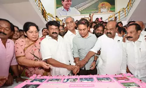 Telangana: बीआरएस नेताओं ने केसीआर का जन्मदिन भव्य तरीके से मनाया Telangana: बीआरएस नेताओं ने केसीआर का जन्मदिन भव्य तरीके से मनाया