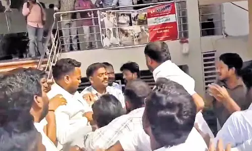 Andhra के तुनि में उप-अध्यक्ष चुनाव को लेकर तनाव
