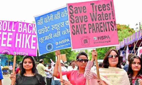 Telangana के स्कूलों में 60% फीस बढ़ोतरी का अभिभावकों ने किया विरोध