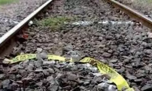 Ballia: रेलवे ट्रैक पार करते समय युवक की ट्रेन की चपेट आने से हुई मौत