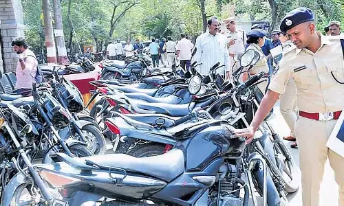 Andhra में पुलिस ने छह लोगों को गिरफ्तार किया, गांजा के साथ 22 बाइकें जब्त कीं