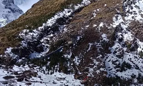 Badrinath: जमीन पर छह इंच तक ताजा बर्फबारी, मौसम में बदलाव से कड़ाके की ठंड