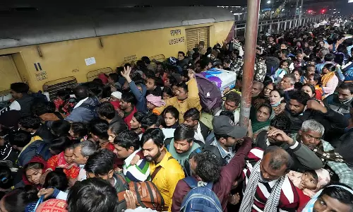 Maha Kumbh: दिल्ली में भगदड़ के बाद रांची रेलवे स्टेशन पर 5 महिलाएं बेहोश Maha Kumbh: दिल्ली में भगदड़ के बाद रांची रेलवे स्टेशन पर 5 महिलाएं बेहोश