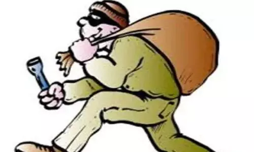 Shahjahanpur: घर से चोरों ने कर दी सोने-चांदी के जेवर समेत नकदी पार Shahjahanpur: घर से चोरों ने कर दी सोने-चांदी के जेवर समेत नकदी पार