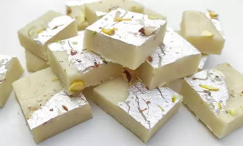 Maida ki Barfi बहुत कम सामग्री के साथ आसानी से हो जाती है तैयार