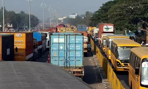 Tamil Nadu : कृष्णागिरी-बेंगलुरु राष्ट्रीय राजमार्ग पर यातायात जाम Tamil Nadu : कृष्णागिरी-बेंगलुरु राष्ट्रीय राजमार्ग पर यातायात जाम