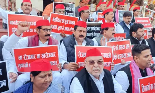 Lucknow: सपा विधायक चौधरी चरण सिंह की प्रतिमा के समक्ष धरने पर बैठे Lucknow: सपा विधायक चौधरी चरण सिंह की प्रतिमा के समक्ष धरने पर बैठे