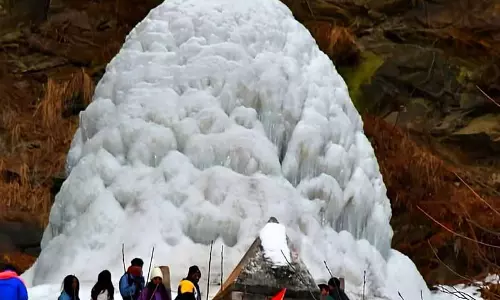 Anjani Mahadev में 35 फीट ऊंचा बर्फ का शिवलिंग प्रमुख पर्यटक आकर्षण Anjani Mahadev में 35 फीट ऊंचा बर्फ का शिवलिंग प्रमुख पर्यटक आकर्षण