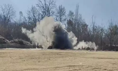 बम निरोधक दस्ते ने Pulwama में मिली संदिग्ध वस्तु को नष्ट किया बम निरोधक दस्ते ने Pulwama में मिली संदिग्ध वस्तु को नष्ट किया