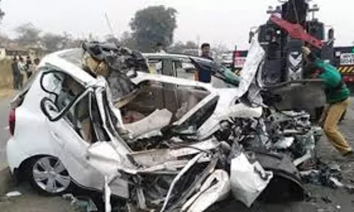 Bareilly:  बस और कार की टक्कर में 2 की मौत, कई घायल