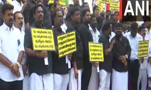 विपक्षी AIADMK कार्यकर्ताओं ने यौन अपराधों में वृद्धि को लेकर DMK सरकार के खिलाफ प्रदर्शन किया विपक्षी AIADMK कार्यकर्ताओं ने यौन अपराधों में वृद्धि को लेकर DMK सरकार के खिलाफ प्रदर्शन किया
