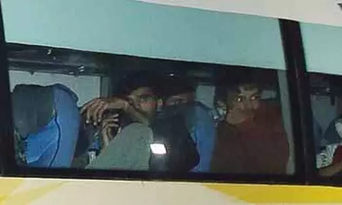 आगमन के 7 घंटे बाद, निर्वासित लोग जत्थों में Amritsar हवाई अड्डे से रवाना हुए