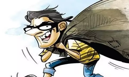 Bengaluru : नकली पुलिसकर्मी की आड़ में 21 ग्राम सोने के आभूषण और नकदी चोरी