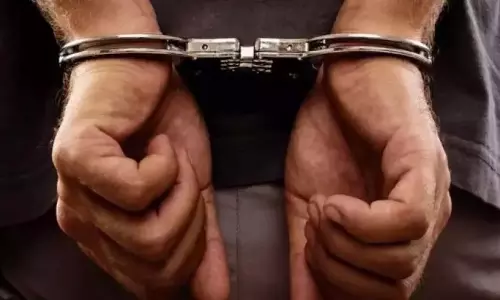 ORR पर स्टंट करने के लिए 2 युवकों को हिरासत में लिया गया