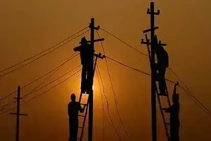 Muzaffarnagar: अनियंत्रित बस ने बिजली के खंभों को मारी टक्कर, बिजली आपूर्ति ठप हुई Muzaffarnagar: अनियंत्रित बस ने बिजली के खंभों को मारी टक्कर, बिजली आपूर्ति ठप हुई
