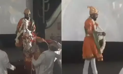 छत्रपति संभाजी महाराज की वेशभूषा में घोड़े की सवारी करता हुआ थिएटर के अंदर आया शख्स छत्रपति संभाजी महाराज की वेशभूषा में घोड़े की सवारी करता हुआ थिएटर के अंदर आया शख्स