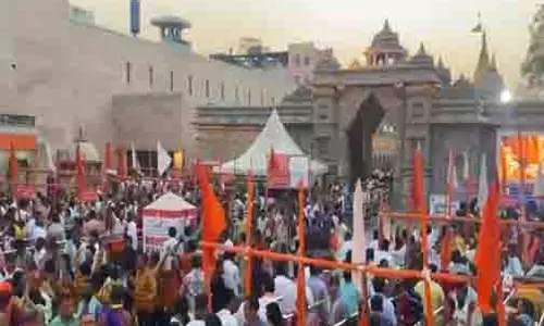 महाकुंभ के बाद काशी विश्वनाथ मंदिर में दर्शन के लिए भक्तों की भारी भीड़ उमड़ रही