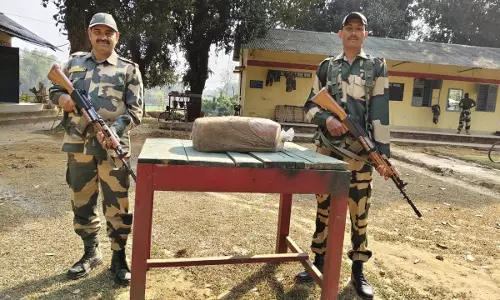 Tripura: भारत-बांग्लादेश सीमा पर प्रतिबंधित सामान जब्त किया और मवेशियों को बचाया Tripura: भारत-बांग्लादेश सीमा पर प्रतिबंधित सामान जब्त किया और मवेशियों को बचाया