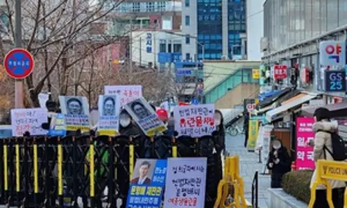 South Korea: यूं समर्थकों ने न्यायाधीश के कथित घर के बाहर विरोध रैलियां कीं