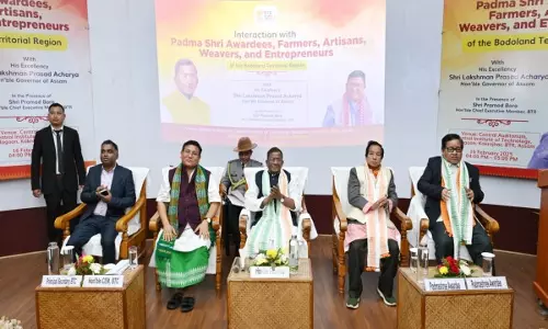 असम के राज्यपाल ने कोकराझार के CIT में किसानों, कारीगरों, बुनकरों और उद्यमियों के साथ बातचीत की