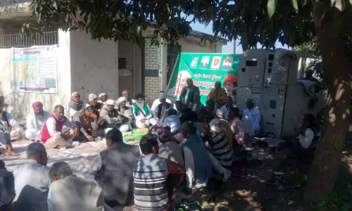 Shamli: टोड़ा गांव के किसानों ने स्मार्ट मीटरों के खिलाफ बिजलीघर पर धरना दिया Shamli: टोड़ा गांव के किसानों ने स्मार्ट मीटरों के खिलाफ बिजलीघर पर धरना दिया