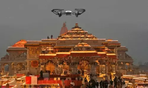 Ayodhya: राम मंदिर परिसर में श्रद्धालुओं की भारी भीड़ के बाच एक ड्रोन अचानक गिरा