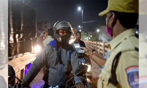Nizamabad में शराब के नशे में कार चालक ने सब-इंस्पेक्टर को टक्कर मारी