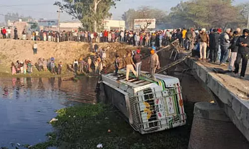 बस और ट्रक में भीषण टक्कर, 5 की मौत 30 घायल, टक्कर इतनी जोरदार थी की...