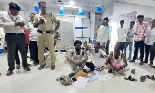 Adilabad में भुगतान में देरी के विरोध में किसानों ने बैंक में धरना दिया