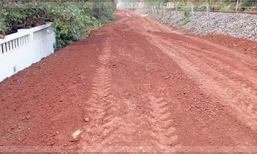 Velsao के स्थानीय लोगों ने विवादित भूमि पर चल रहे रेलवे निर्माण का विरोध किया