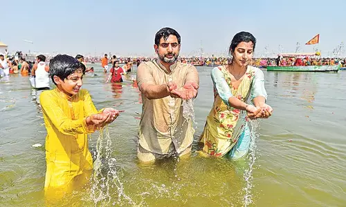 Andhra: मंत्री नारा लोकेश उनकी पत्नी और बेटे ने प्रयागराज में त्रिवेणी संगम पर पवित्र स्नान किया