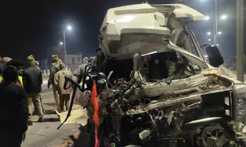 Etawah: नेशनल हाईवे-19 पर श्रद्धालुओं से भरी मिनी बस ट्रेलर से टकराई