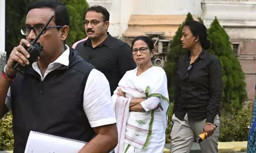 ममता बनर्जी ने Kolkata के स्कूल का दौरा किया