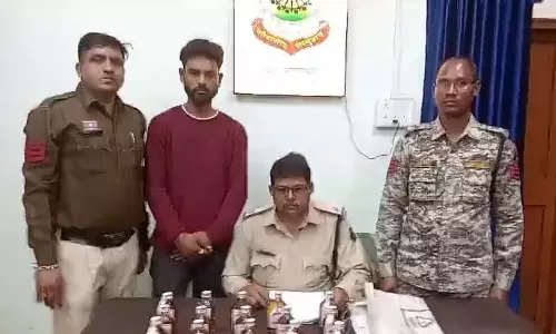अपना ढाबा में पुलिस की रेड, 30 पाव अंग्रेजी शराब बरामद