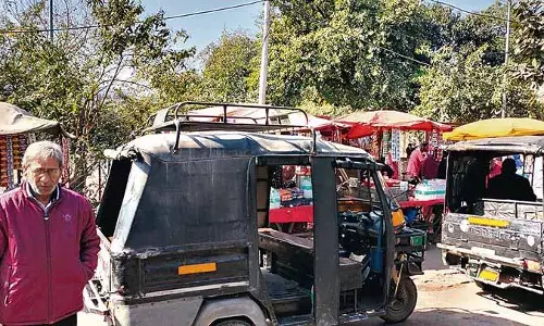 Ambala छावनी रेलवे स्टेशन का प्रवेश द्वार ऑटो-रिक्शा और चाय विक्रेताओं द्वारा अवरुद्ध Ambala छावनी रेलवे स्टेशन का प्रवेश द्वार ऑटो-रिक्शा और चाय विक्रेताओं द्वारा अवरुद्ध